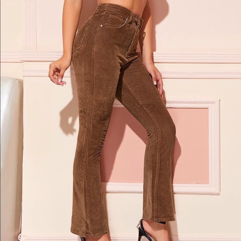 BRAND NEW, SUPER FLATTERING corduroy pants size M